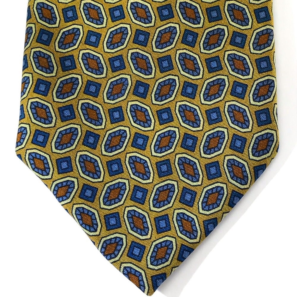 Authentic designer luxury 100% silk FENDI tie. Perfect for fall
